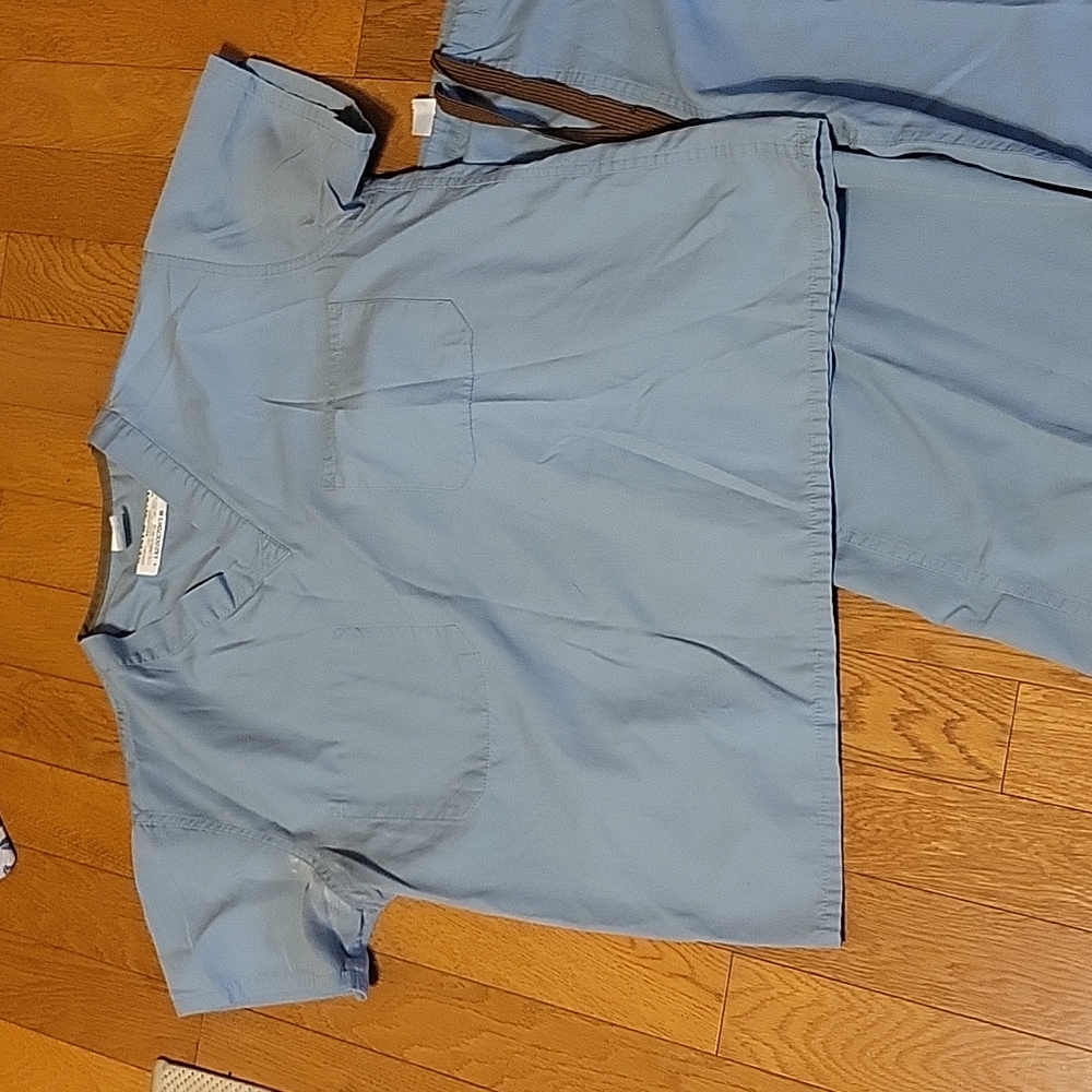 Unisex scrubs. Reversible. Pant with drawstring and Back pocket. Top breast pkt. - Picture 2 of 5